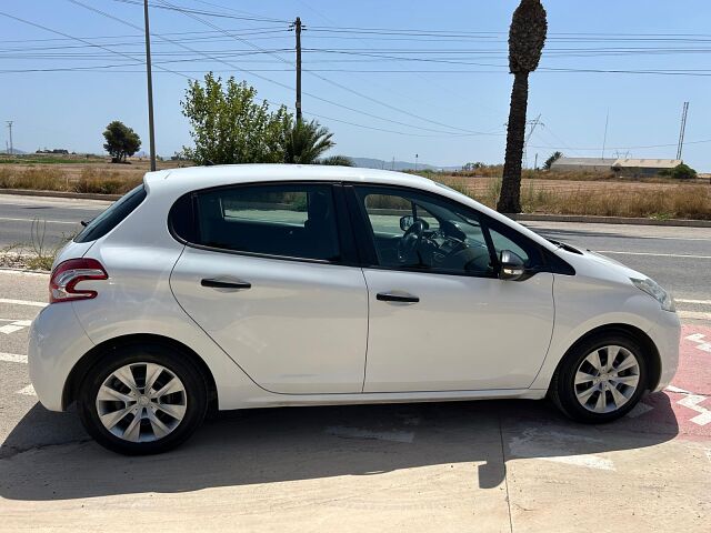 PEUGEOT 208 ACTIVE 1.4 HDI MANUAL SPANISH LHD IN SPAIN 142000 MILES SUPERB 2013